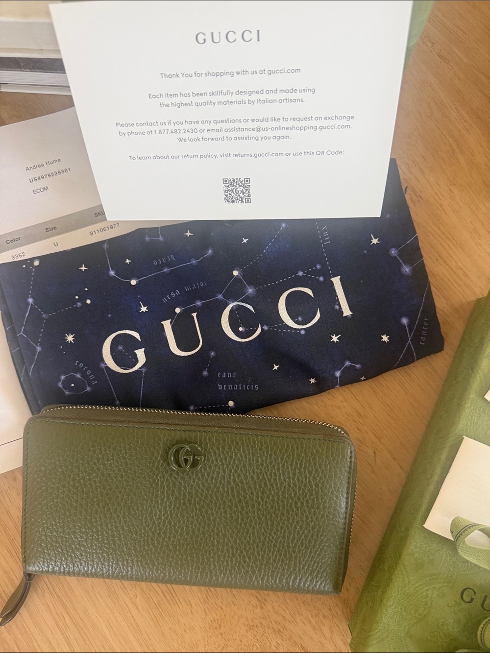 Gucci Green Pebbled Leather Zip Wallet with GG Logo w/ authentication + dust bag
